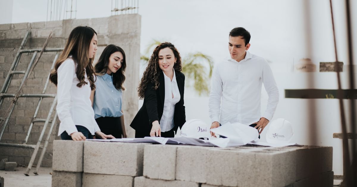 Réunion de chantier entre un architecte et les intervenants d'un projet