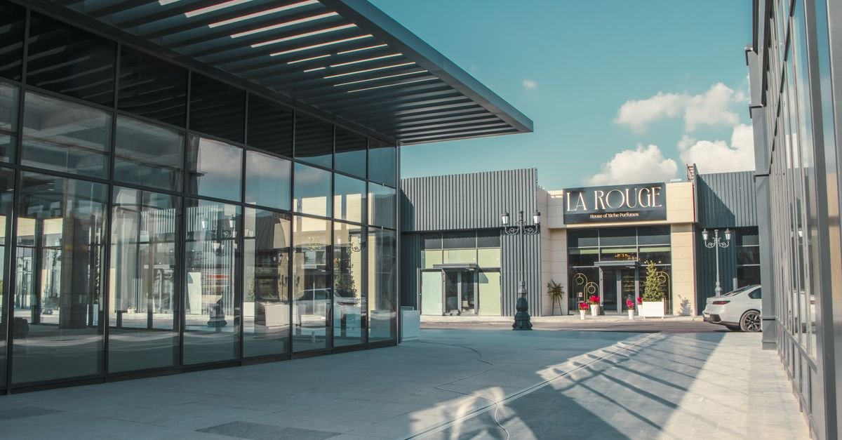 Devanture vitrée d'une boutique dans une galerie commerciale contemporaine