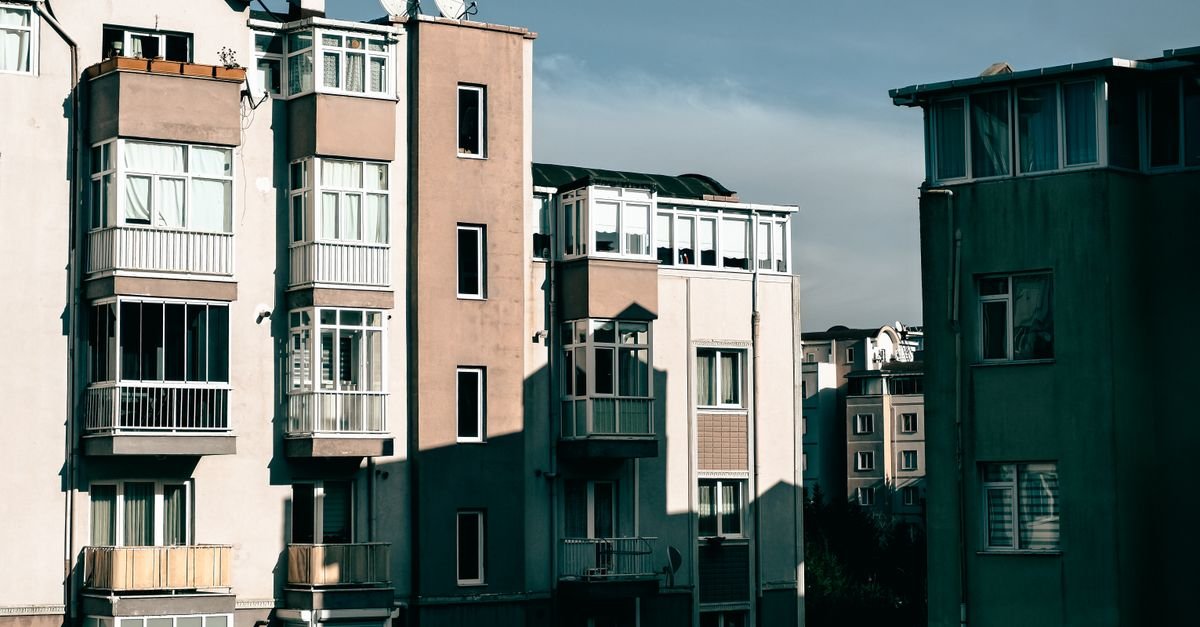 Facade d'un petit immeuble de logements contemporain de trois niveaux
