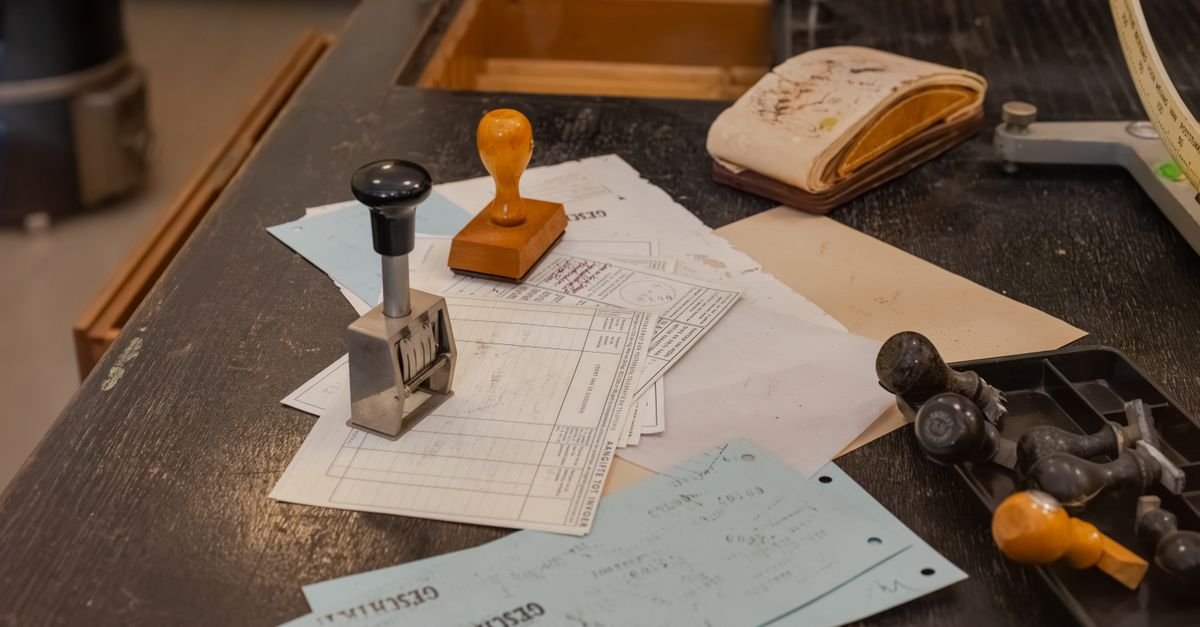 Bureau avec des documents administratifs et des tampons encreurs
