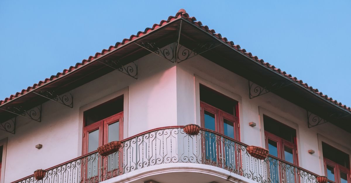 Façade d'une maison individuelle vue en contre-plongée avec un niveau supérieur doté d'une terrasse